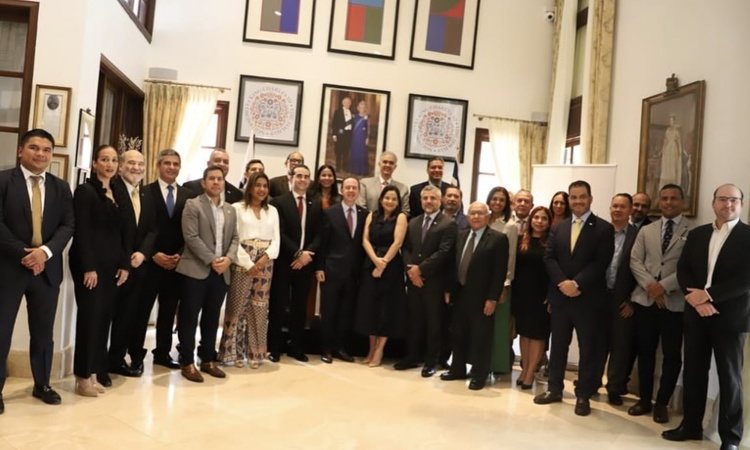  Reunión organizada por la Dirección General de Contrataciones Públicas y la Embajada Británica en Panamá